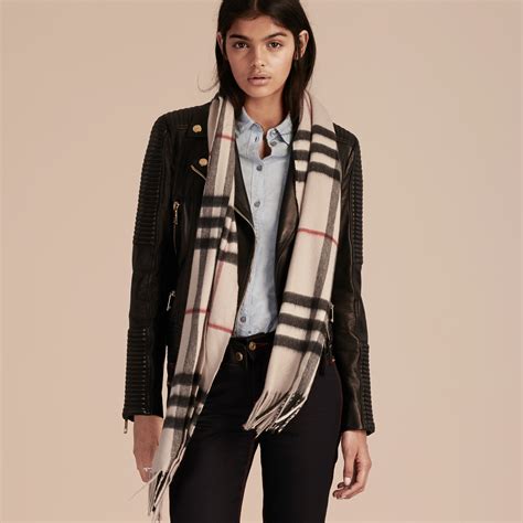 burberry sjaal hartjes|Check Cashmere Scarf in Stone .